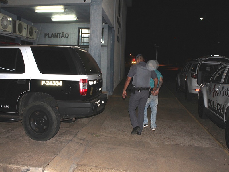 Foto 5 de 6 — Trio armado é preso após roubar caminhonete; no veículo havia malote com R$ 60 mil